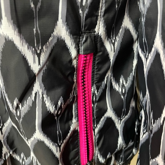The North Face Women's Black and White Patterned Rain Jacket with Pink Accents - Picture 5 of 10
